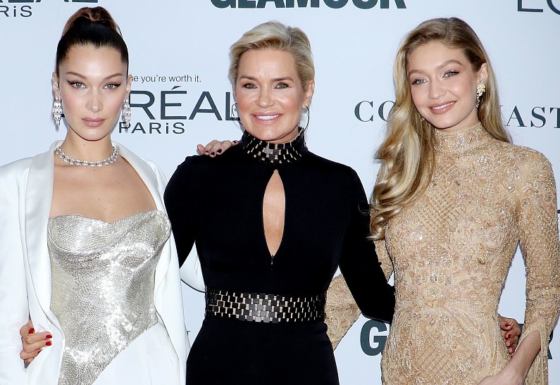 56-летняя мама Джиджи и Беллы Хадид прошлась вместе с ними по подиуму