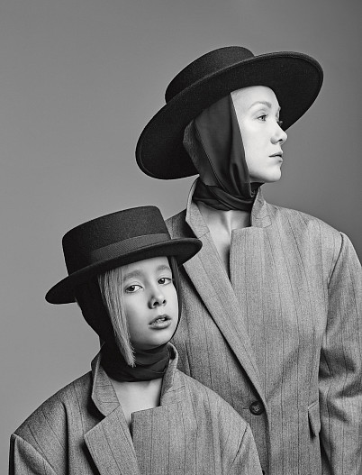 На Ане: шляпа COCOSHNICK, пиджак Natalya Derbyshire На Дарье: шляпа COCOSHNICK, пиджак Natalya Derbyshire