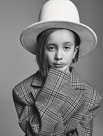 На Ане: шляпа COCOSHNICK, пиджак Natalya Derbyshire, серьги Mercury