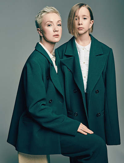 На Дарье: рубашка Longchamp, пиджак, брюки — всё LESYANEBO, серьги, кольцо — всё Mercury На Анне: рубашка Gucci («Кенгуру»), пиджак, брюки — всё LESYANEBO, серьги Mercury