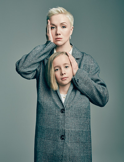 На Дарье: рубашка Longchamp, пальто Via Cappella, серьги Mercury На Ане: рубашка Gucci («Кенгуру»), пальто Via Cappella