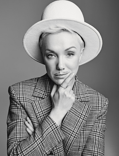 На Дарье: шляпа COCOSHNICK, пиджак Natalya Derbyshire, кольцо Mercury