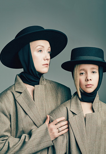 На Ане: шляпа COCOSHNICK, пиджак Natalya Derbyshire На Дарье: шляпа COCOSHNICK, пиджак Natalya Derbyshire