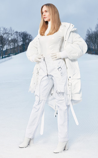 На Наталье: куртка, брюки — всё Iceberg, боди Elisabetta Franchi, перчатки Uniqlo