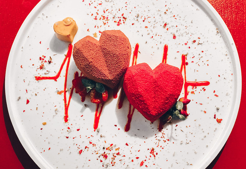 Сладкий и романтичный коктейль на День Валентина: мартини с клубникой