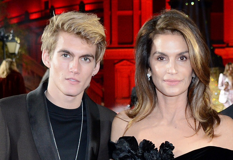 В сети не оценили: сын Синди Кроуфорд сделал татуировку на лице