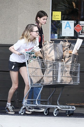 Кара Делевинь и Кайя Гербер