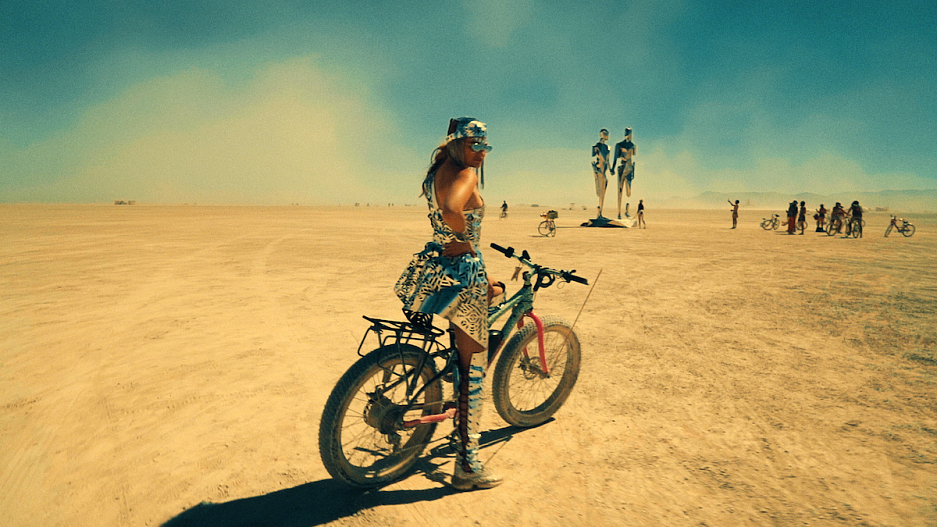 Burning man Маша. Клип девушка в пустыне. Клип с девушками на велосипедах в пустыне. Певица клип в пустыне.