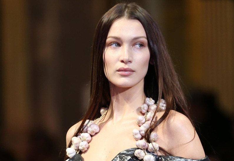 Белла Хадид разделась в знак протеста против коронавируса