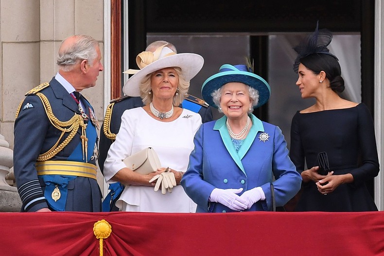 Принц Чарльз с супругой Камилой, королева Елизавета и Меган Маркл