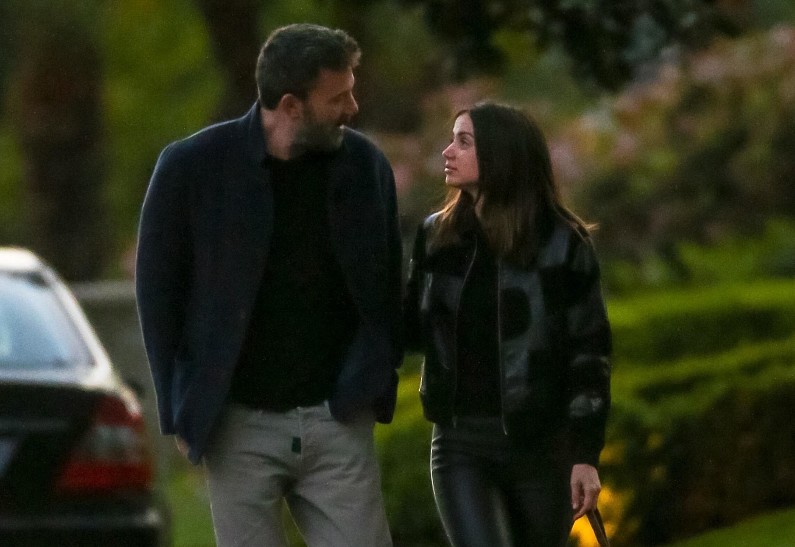 Бен Аффлек и Ана де Армас: страстные поцелуи во время романтической прогулки. Фото!