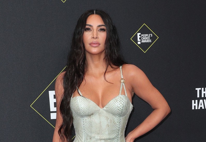 Фанаты Тейлор Свифт устроили травлю Ким Кардашьян