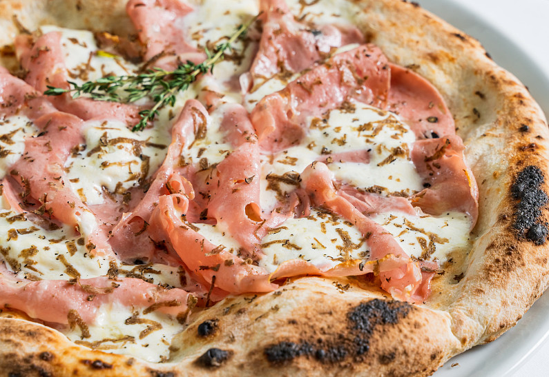 Двери закрываютcя: какие блюда и из каких ресторанов заказать домой, чтобы скрасить карантин