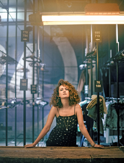 На Виктории: платье Yves Salomon, украшения Dior