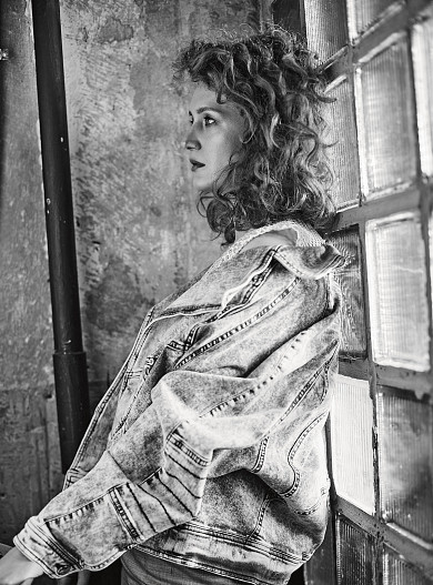 На Виктории: топ Nude, куртка Marina Rinaldi, юбка Max Mara, украшения Dior