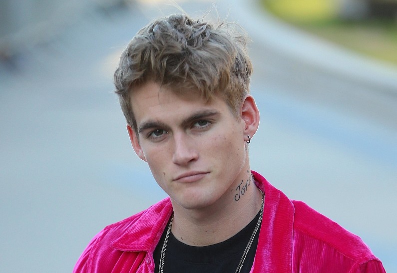 Пресли Гербер представил свою новую девушку