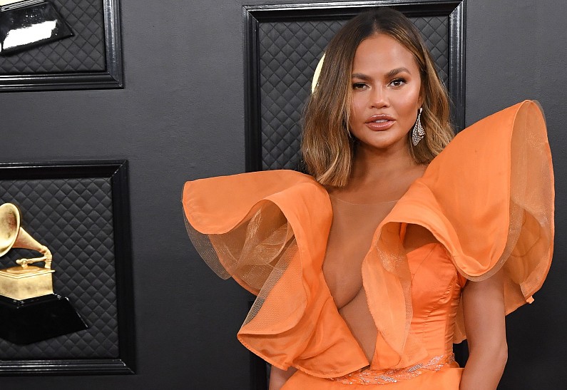 «Я облажалась!»: Крисси Тейген хочет удалить грудные импланты