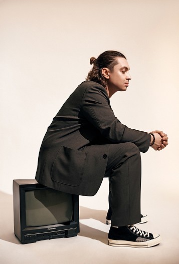 На Петре: пиджак, брюки, футболка — всё Uniqlo, кеды Converse