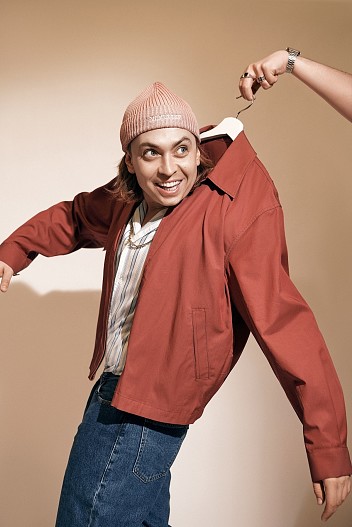 На Петре: шапка Tommy Hilfiger, куртка Uniqlo, рубашка, джинсы — всё Levi’s