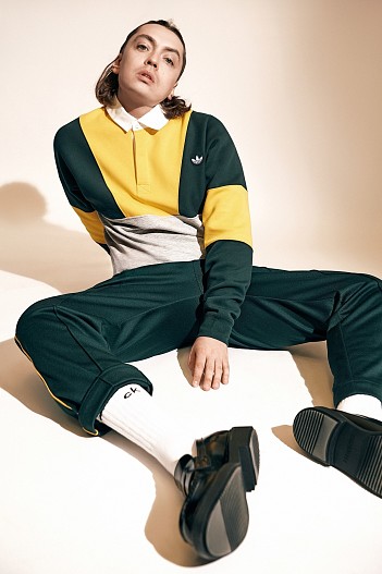 На Петре: поло, брюки — всё adidas Originals, лоферы Bikkembergs