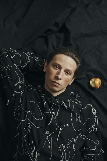 На Дмитрии: рубашка Our Legacy