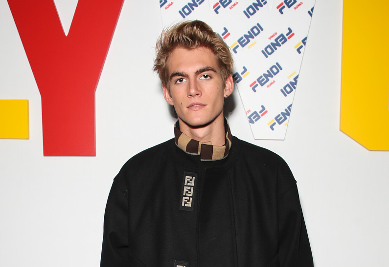 Пресли Гербер показал татуировки на обнаженном торсе: оружие и номер 310