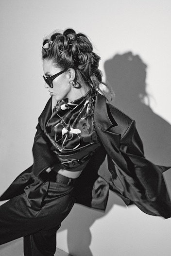 На Zivert: пиджак, брюки — всё Kiselev, платок Genny, серьги MARISOFI, туфли Maison Margiela, очки Stradivarius