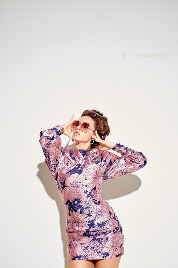 На Zivert: платье Allow.Studio, серьги MARISOFI, босоножки Pollini (noone.ru), очки Mango