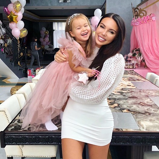 Оксана Самойлова с дочкой Майей