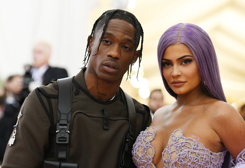 В сети вновь обсуждают воссоединение Кайли Дженнер и Трэвиса Скотта. Рассказываем, почему!