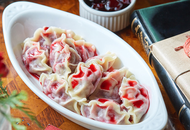 Готовим вареники с вишней