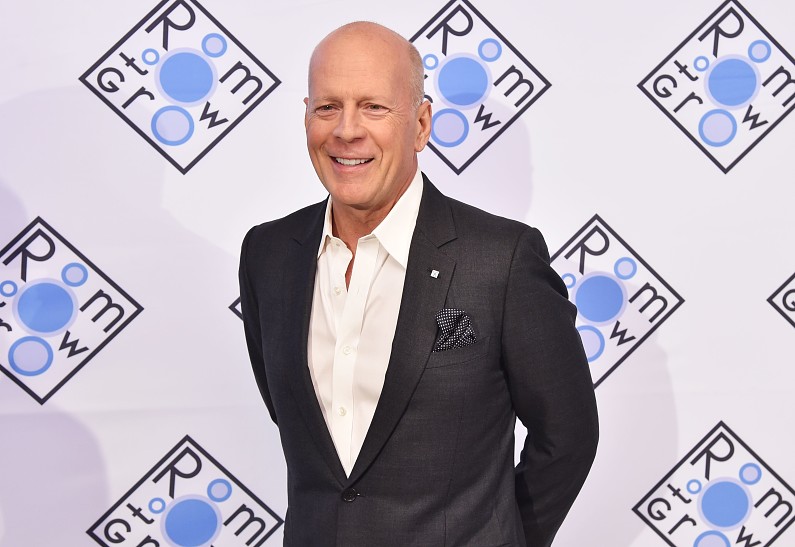 Брюс Уиллис сбрил младшей дочери волосы. Видео!