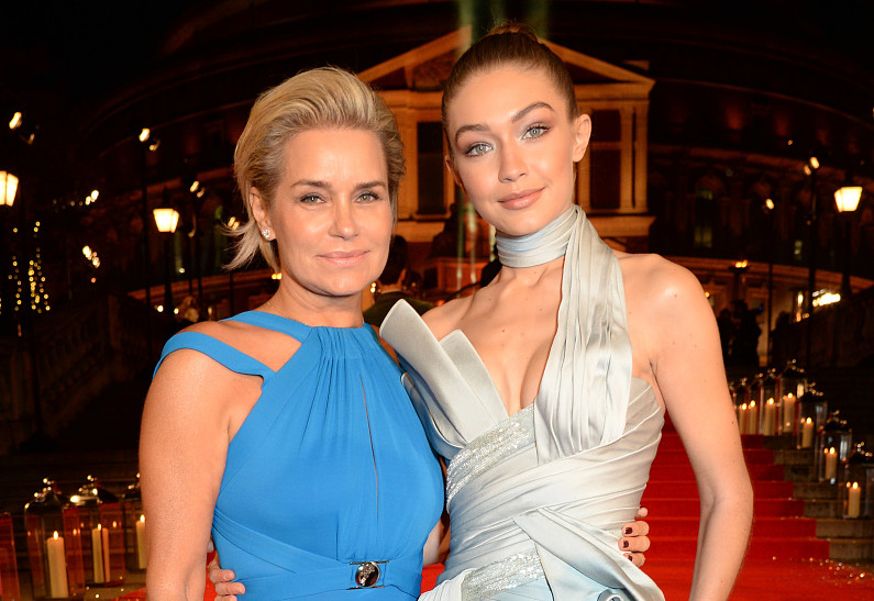 Беременная Джиджи Хадид призналась, что хочет во всем следовать примеру своей мамы