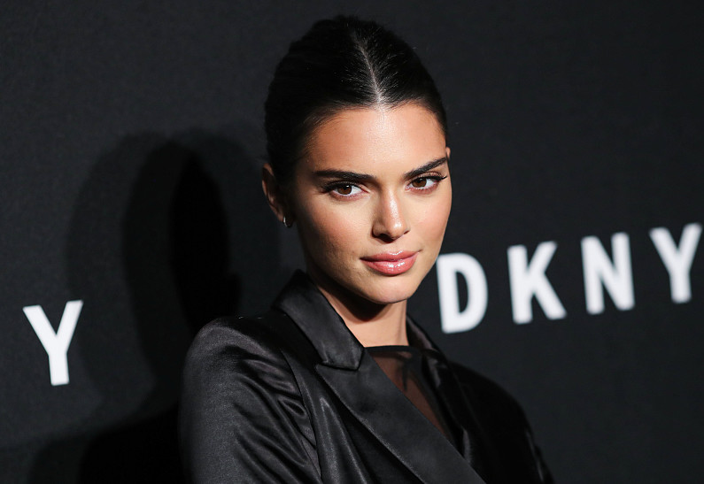 Соблазнительное белье и скейтборд: как Кендалл Дженнер проводит карантин