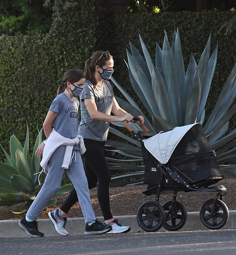 Дженнифер Гарнер с дочерью и кошкой