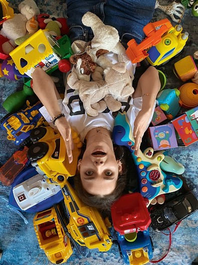 На Лизе: серьги, браслеты, кольцо, колье — всё Tous (линия Good Vibes)