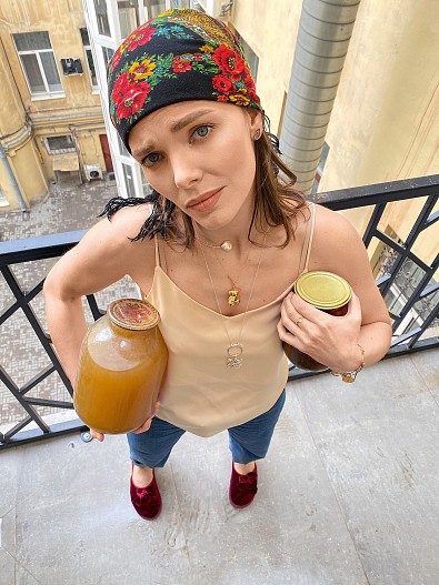 На Лизе: серьги, кольцо (на левой руке) и браслет (линия Good Vibes), кольцо и колье с камнем (линия Nature),&nbsp;подвески в виде мишек (линия The Tender-Made) — всё Tous