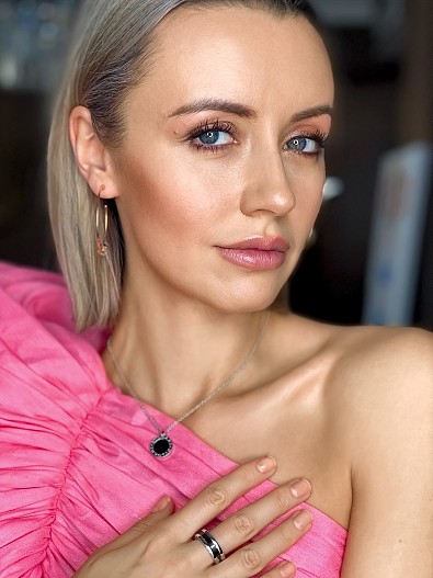 На Наталье: серьги B.zero1 (розовое золото, черная керамика), подвеска Save the Children (серебро, оникс, рубин), кольцо Save the Children (серебро, черная керамика) — всё Bvlgari