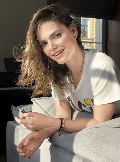 На Лизе: подвеска, колье, серьги, кольцо и браслеты — всё Tous (линия Good Vibes)