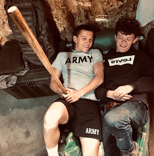 Том Холланд с братом Гарри