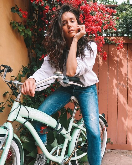 Нина Добрев