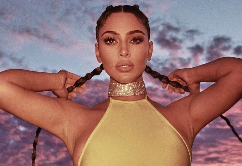 Как проходит самоизоляция Ким Кардашьян? Новые горячие фото в купальнике!