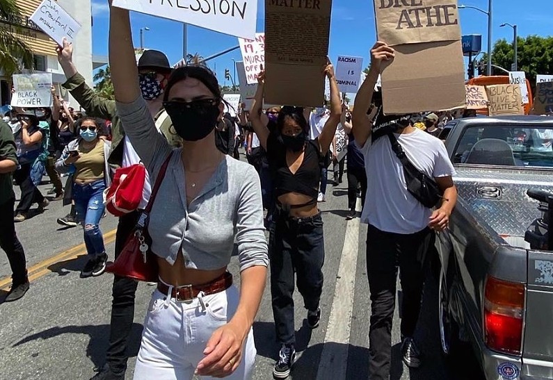 Ариана Гранде, Эмили Ратаковски, Тимоти Шаламе присоединились к акциям протеста в США