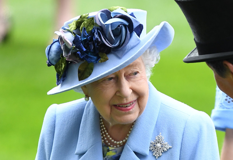 Все еще на коне: 94-летняя королева Елизавета прокатилась верхом. Фото!