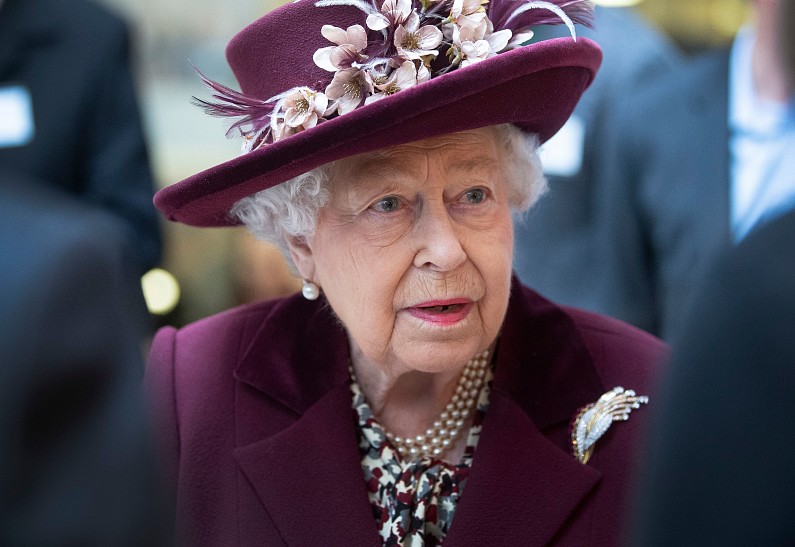 94-летняя королева Елизавета осваивает технологии: она впервые на карантине провела встречу по видеосвязи