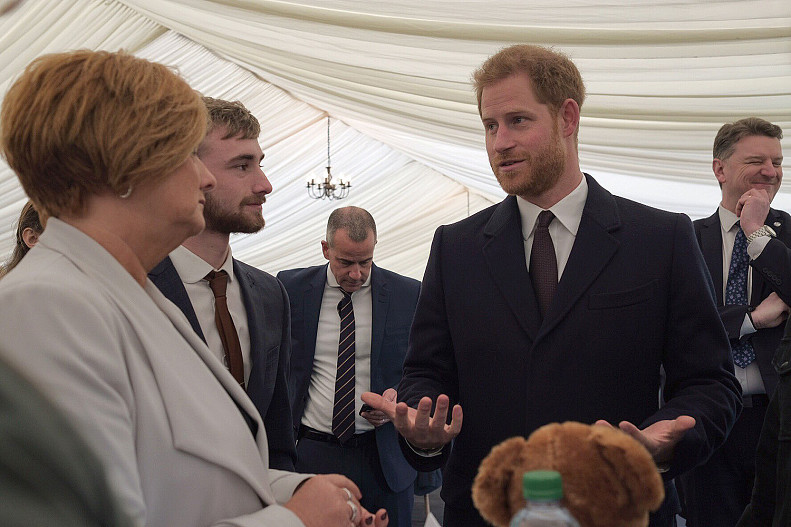 Оуэн Ричардс с мамой и принц Гарри