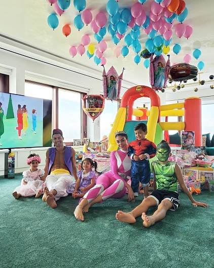 Криштиану Роналду и Джорджина Родригес с детьми