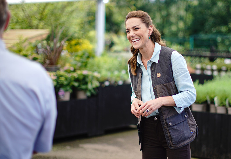 Кейт Миддлтон в джинсах, рубашке и жилетке: первый выход в свет после карантина