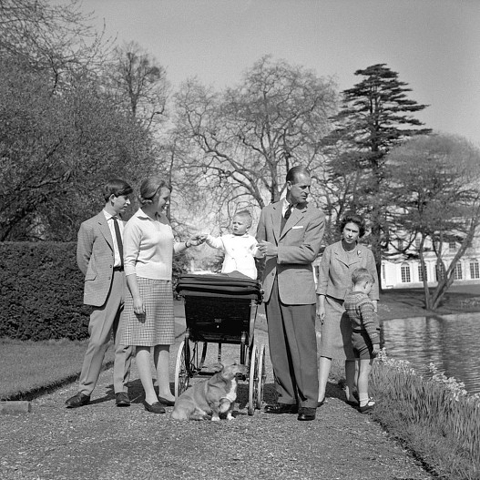 Принц Филипп и королева Елизавета с детьми - принцем Чарльзом, принцессой Анной, принцем Эдвардом и принцем Эндрю