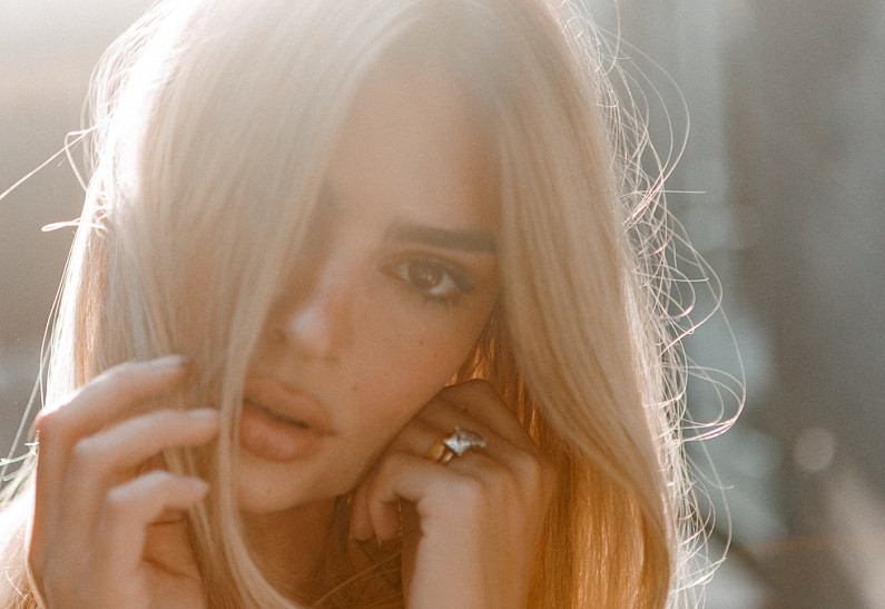 Эмили Ратаковски стала блондинкой. Фото!